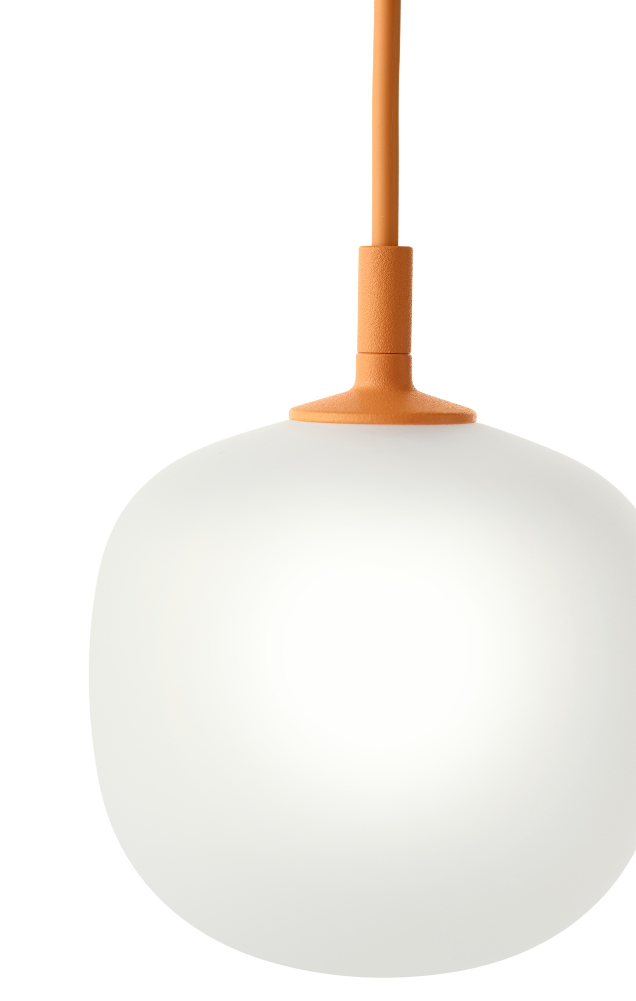 Nahaufnahme der Rime Pendelleuchte von Muuto mit orangefarbenem Kabel und weißem Glasschirm.