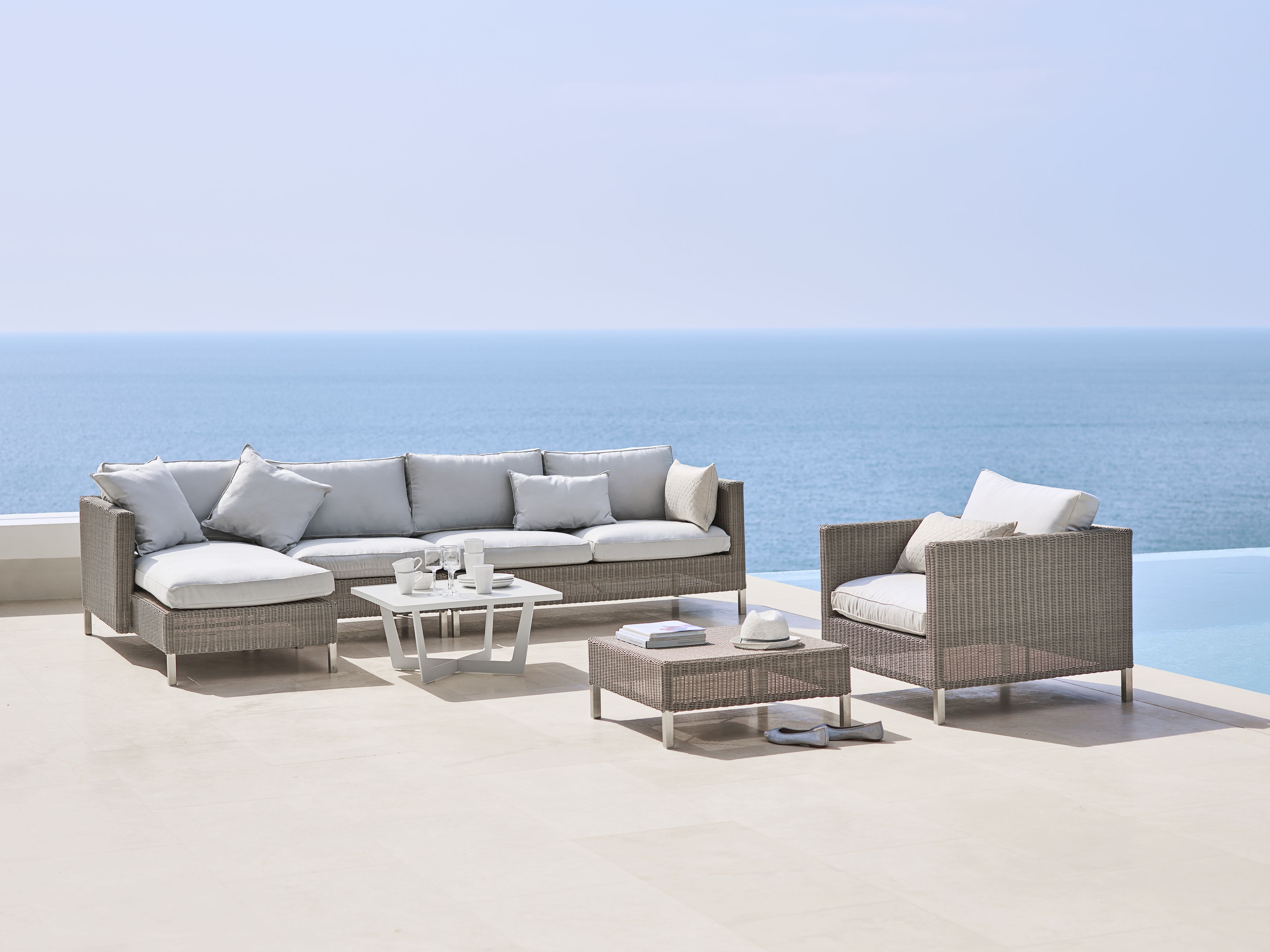 Cane-Line Connect Lounge Set: 2-Sitzer Sofa, Sessel und Tische aus Rattan für Terrasse.