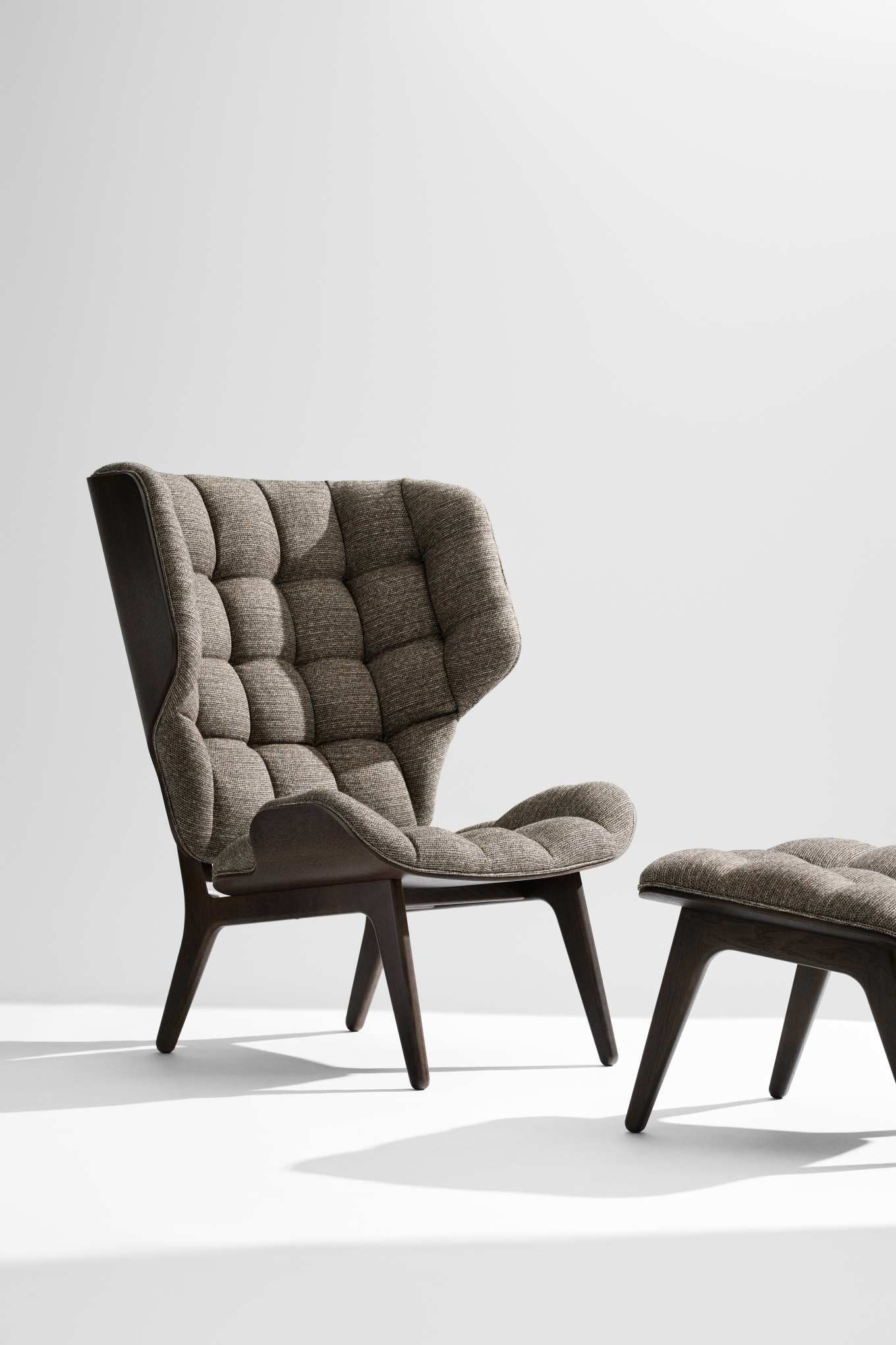 NORR11 Mammoth Sessel mit passendem Ottoman, gepolstert mit braunem Stoff und dunklem Holzgestell.