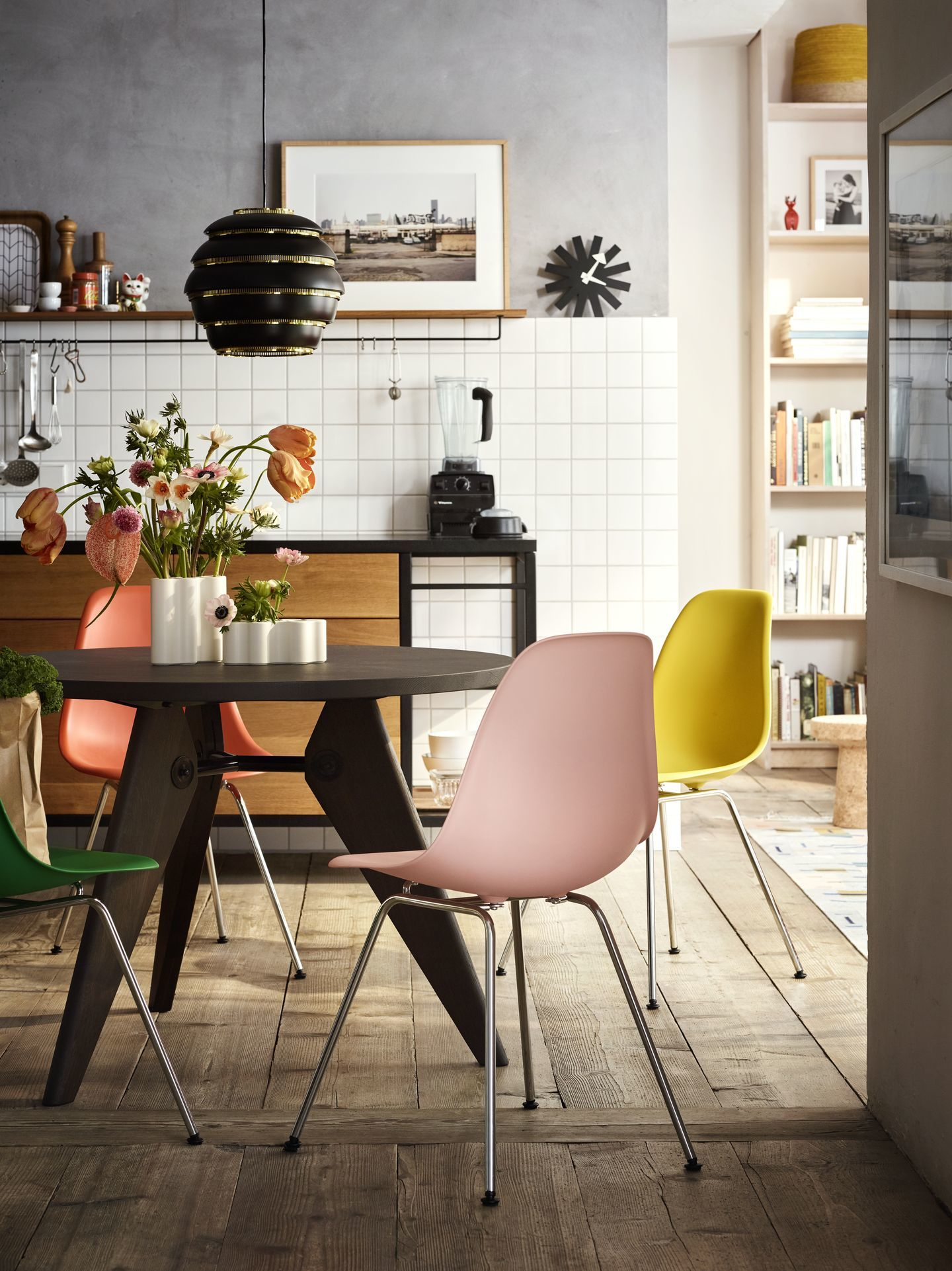 Eames Plastic Side Chair DSX Stuhl in verschiedenen Farben am Esstisch in modernem Ambiente.