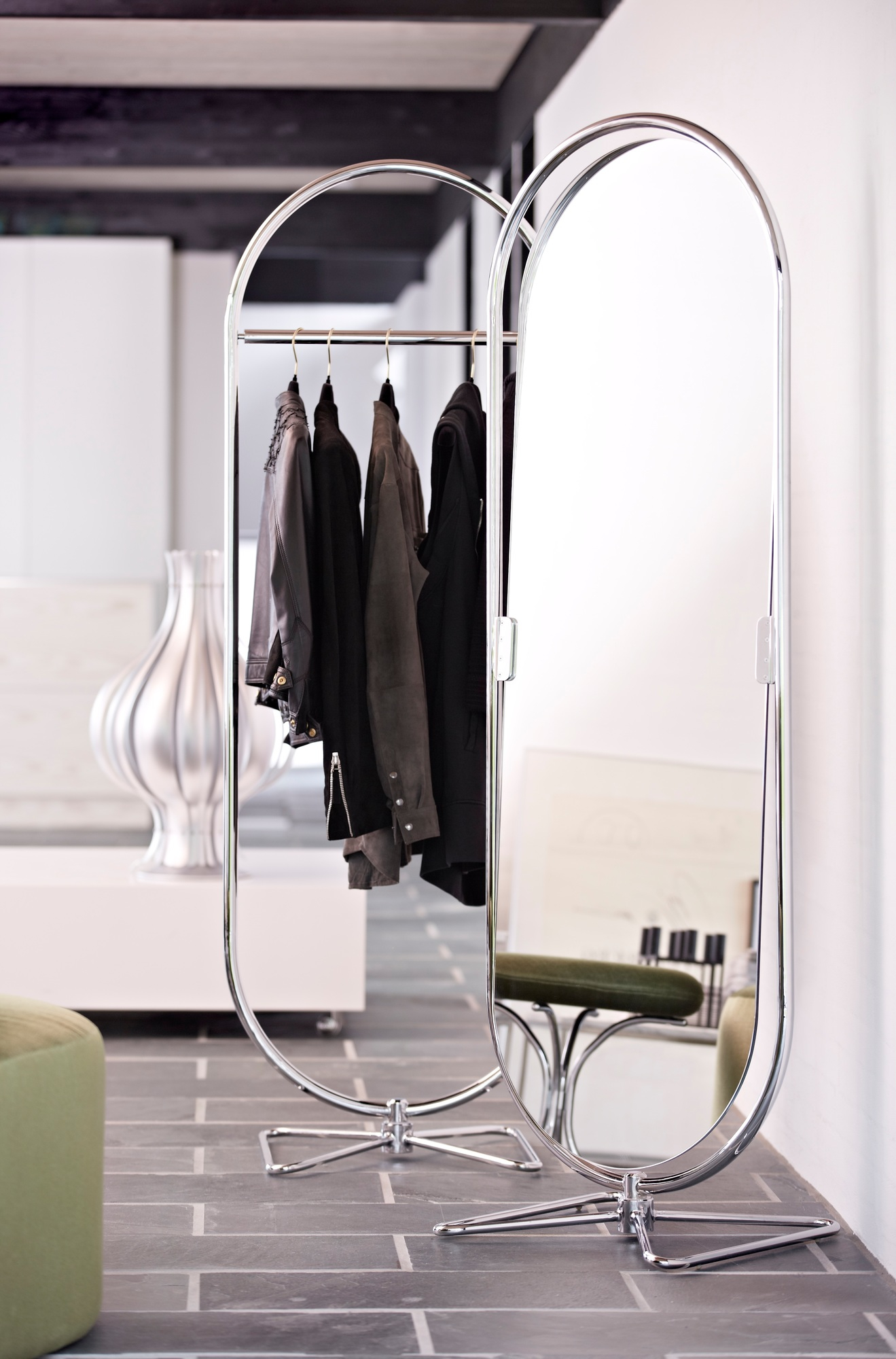 System 1-2-3 Kleiderständer von Verpan mit Kleidung und integriertem Spiegel, modernes Design für Schlafzimmer oder Ankleidezimmer.