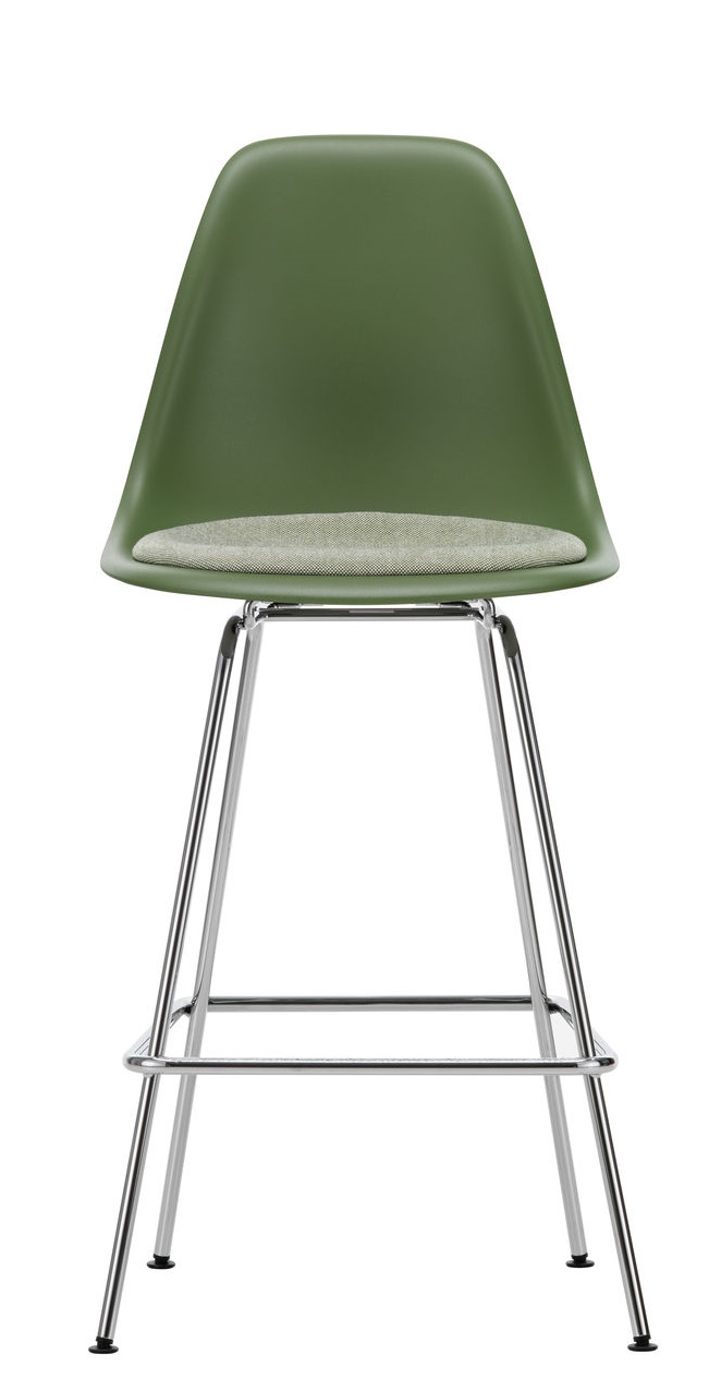 Eames Plastic Bar Stool von Vitra, Barhocker Medium in Olivgrün mit Sitzpolster und Chromgestell.
