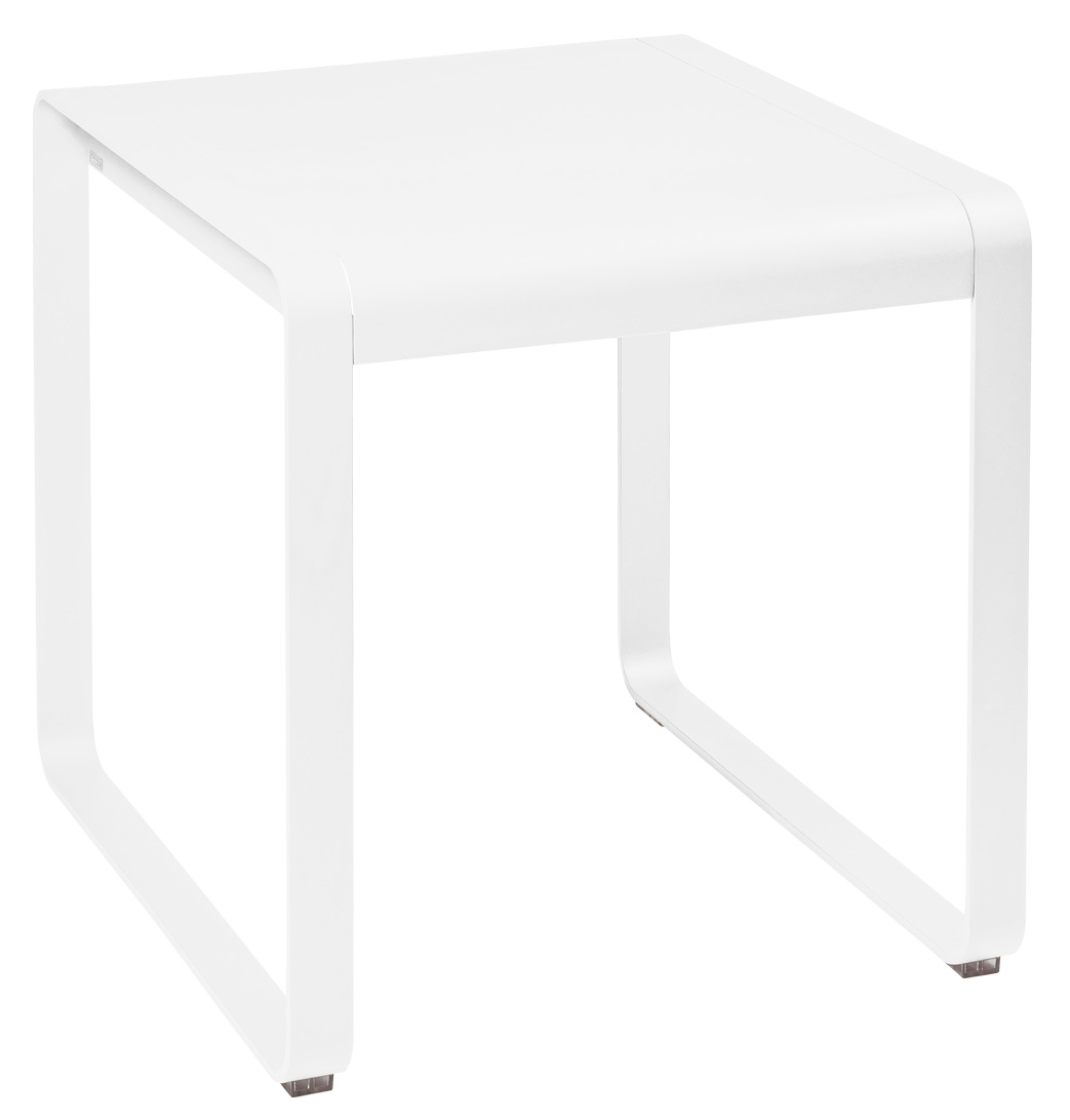 Weißer Bellevie Outdoor Tisch von Fermob, moderner Beistelltisch für Garten und Terrasse.