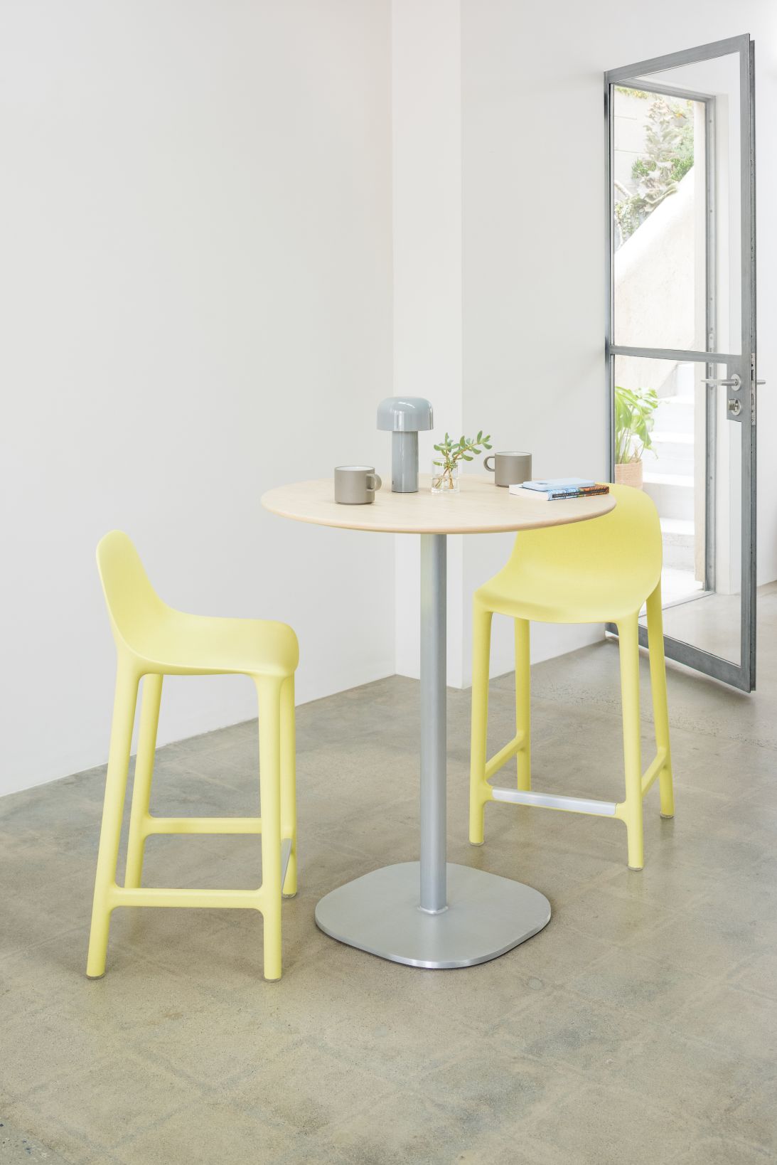 Broom Counter Stool kruk botergeel Emeco