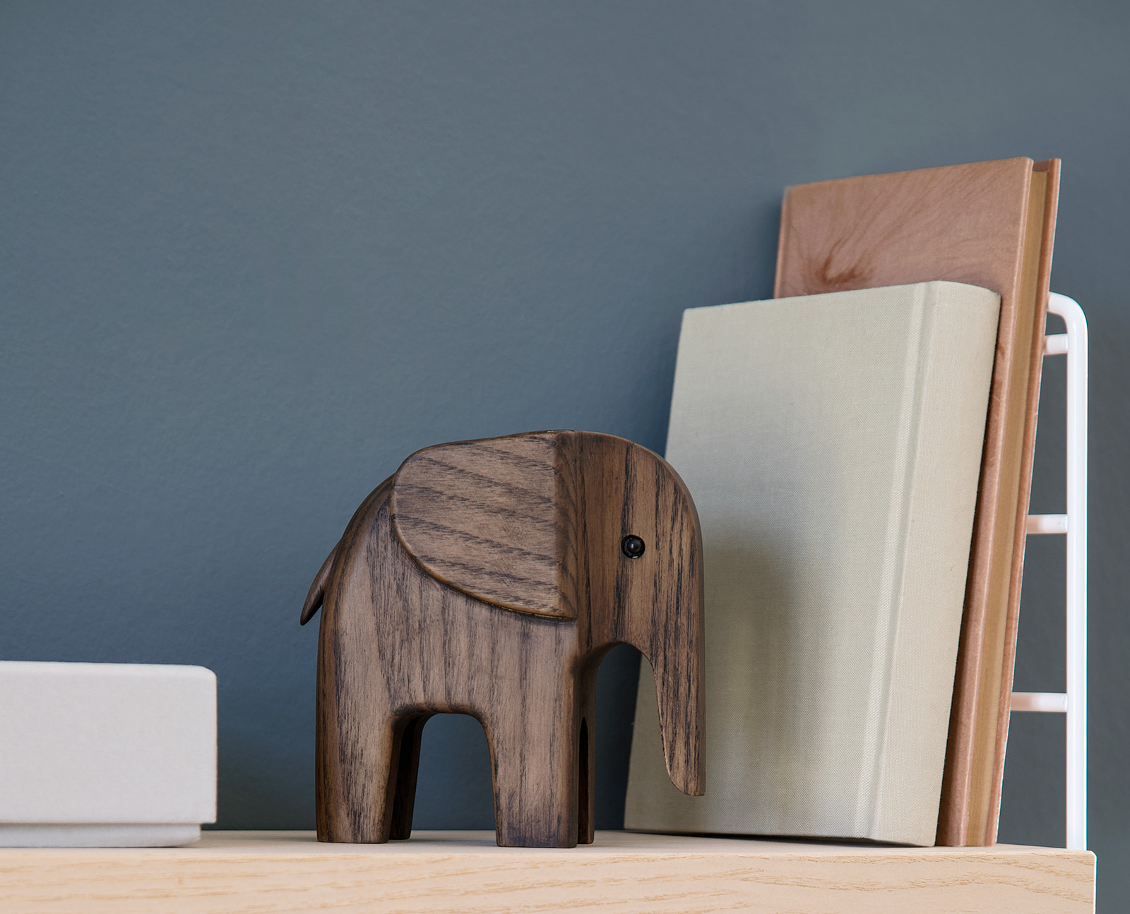 Novoform Elefant rauchgebeizt aus Holz als Deko-Objekt auf einem Regal, skandinavisches Design.
