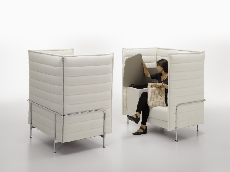 Vitra Alcove Highback Sessel: Frau öffnet Stauraum im weißen, hohen Bürosessel mit Chromgestell.
