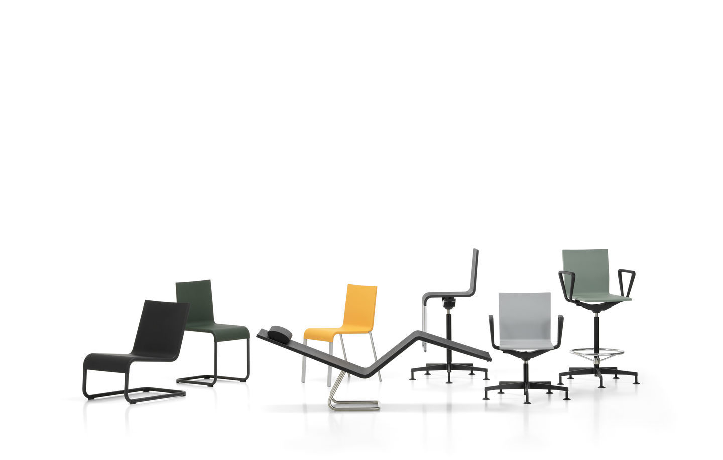 Produktbild: Verschiedene Vitra Stühle, darunter .04 Counterstuhl, Besucherstühle und Bürostühle in unterschiedlichen Farben.