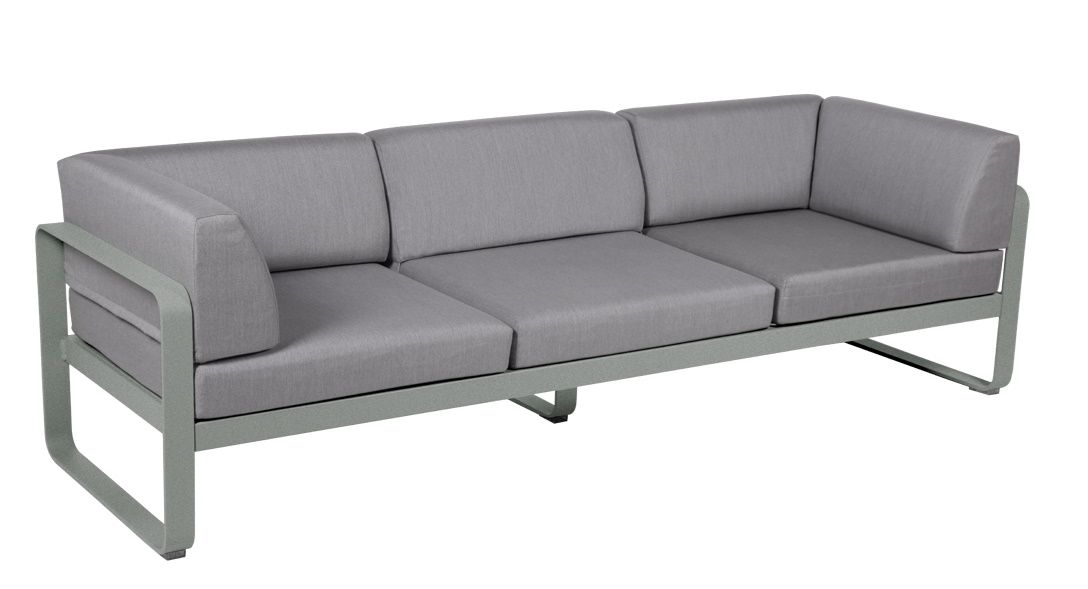 Graues Bellevie 3-Sitzer Outdoor Sofa von Fermob mit Aluminiumrahmen und bequemen Sitzkissen für Garten und Terrasse.