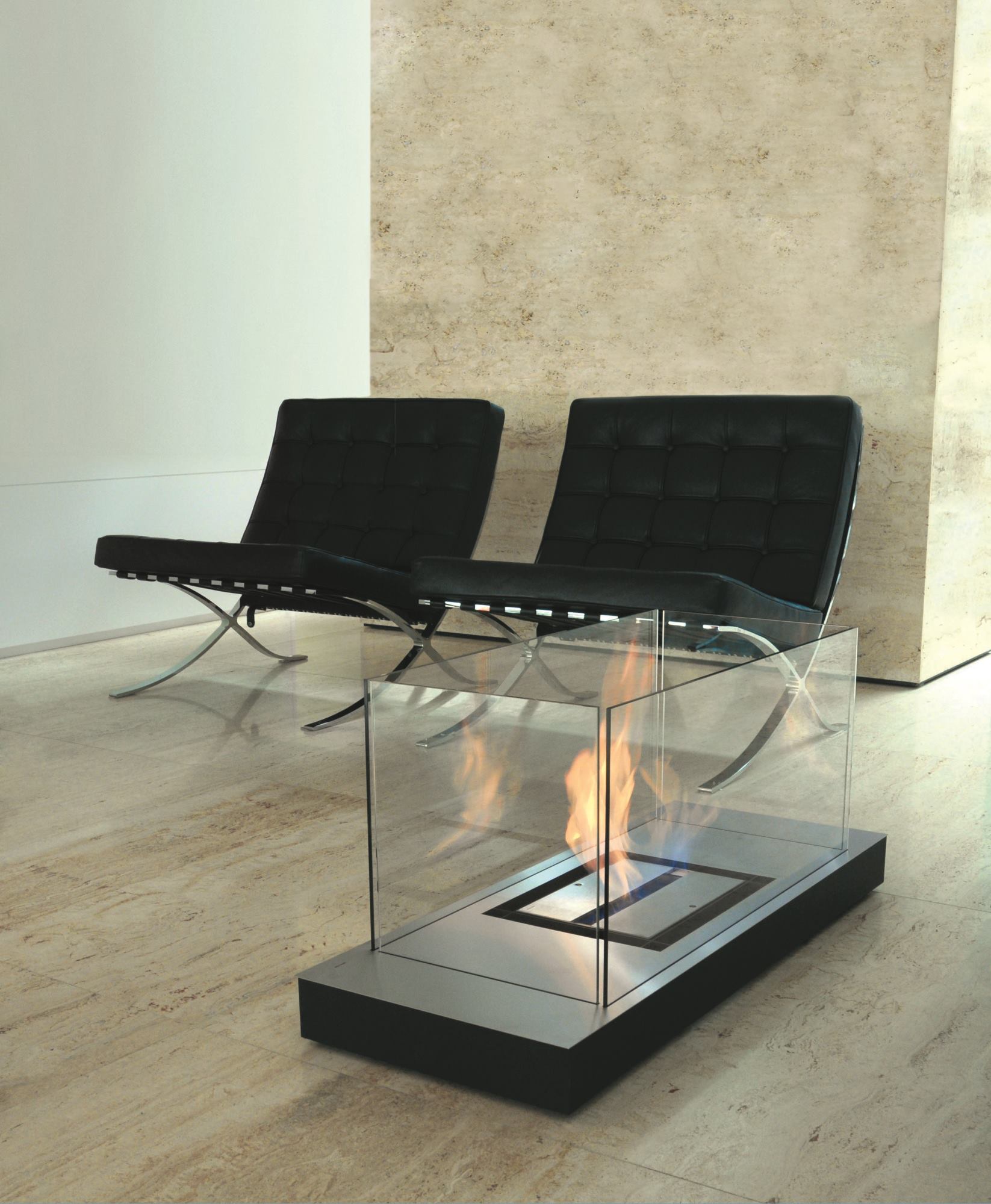 Uni Flame Ethanol Kamin Radius mit Glasumrandung und Flamme, im modernen Wohnzimmer mit Sesseln.