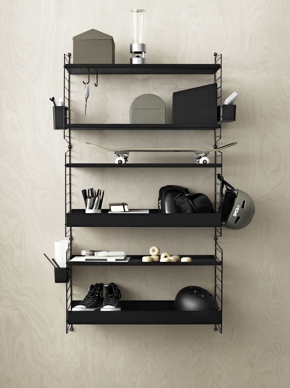 Schwarzer String Furniture Regalboden aus Metall (B 78 cm) mit niedriger Kante, Teil eines Regalsystems.