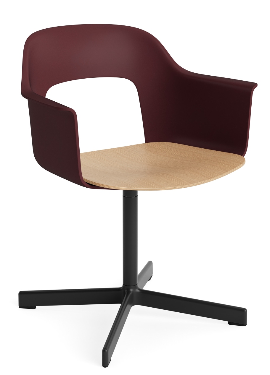 Layout Armchair 232 von Hay, Armlehnstuhl in Bordeauxrot mit Holz-Sitzfläche und schwarzem Drehfuß.