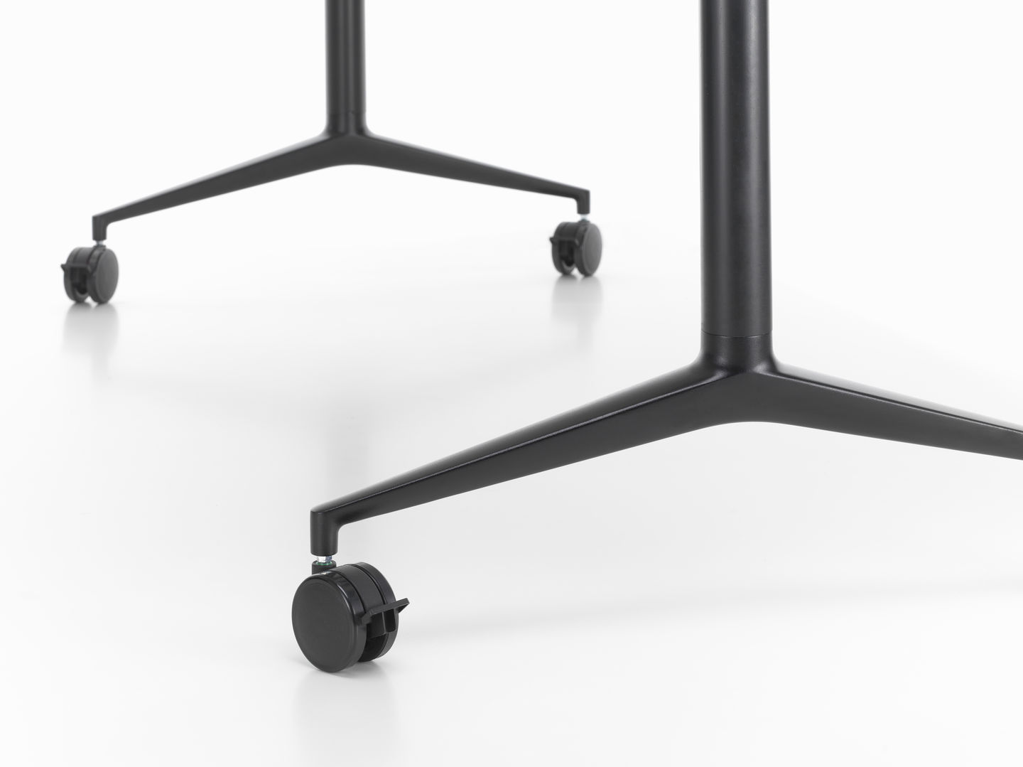 Detailaufnahme des schwarzen Vitra MedaMorph Klapptisch-Gestells mit Rollen auf weißem Hintergrund.