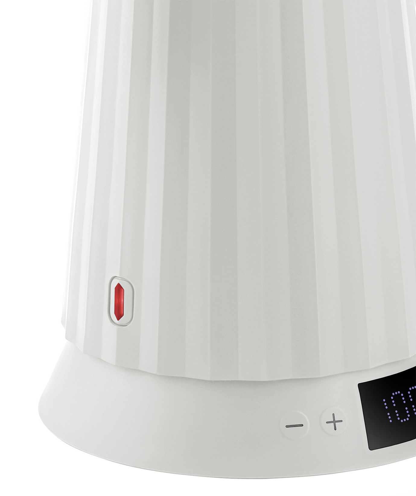 Detailaufnahme des weißen Alessi Plissé Wasserkochers mit Temperaturregelung und digitaler Anzeige.