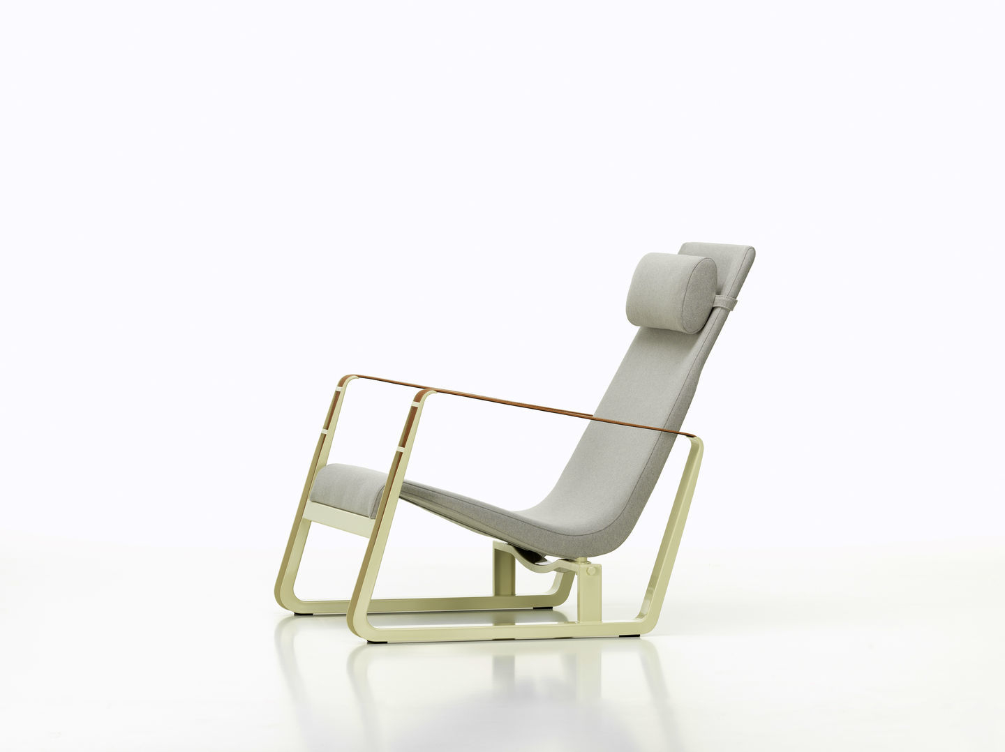Vitra CitÉ Sessel, moderner Loungesessel mit hellgrauem Stoffbezug und beigem Metallgestell, seitliche Ansicht.