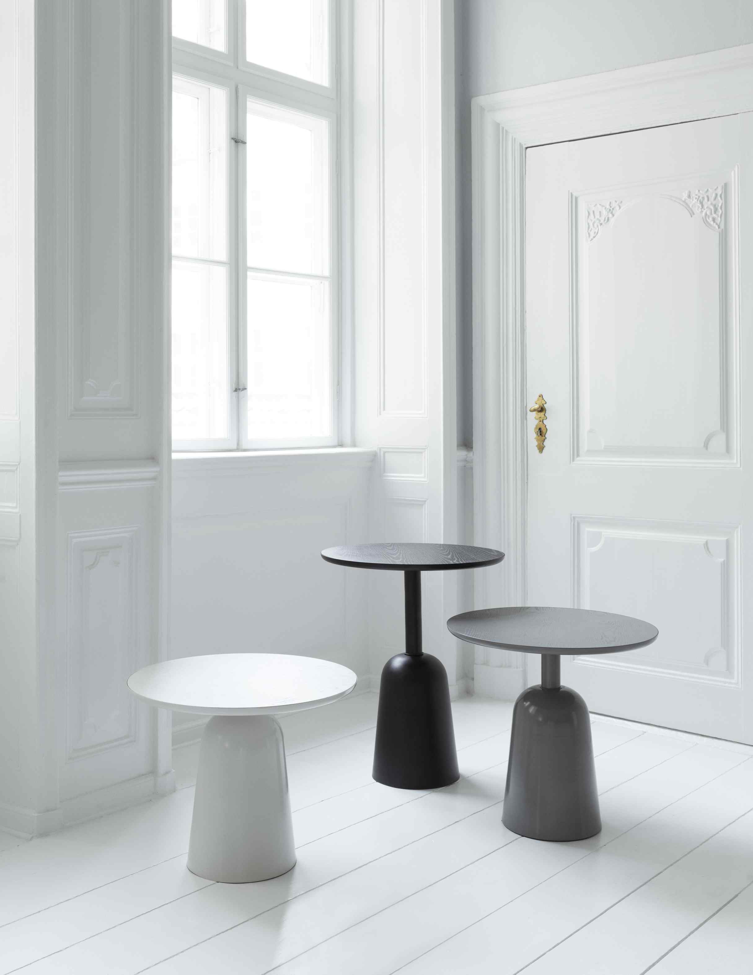Turn Table Tisch von Normann Copenhagen in Weiß, Schwarz und Grau vor weißem Hintergrund.