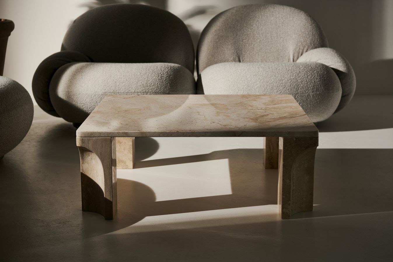 Doric salontafel, vierkant, wit travertijn, Gubi