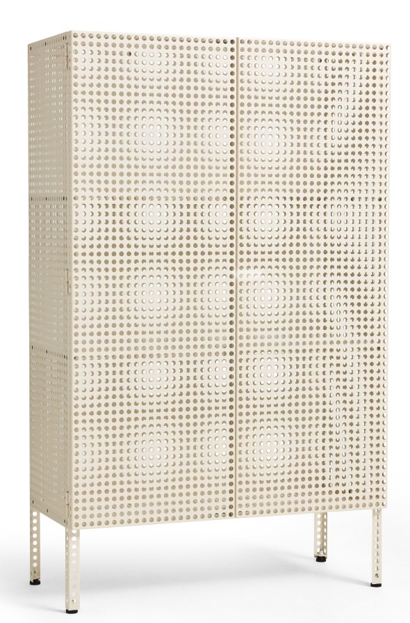 Helles Hay Sideboard "Perforated Cabinet Floor Large" mit perforierter Metallstruktur und vier Füßen.