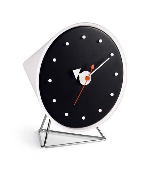 Cone Clock Tischuhr von Vitra: Kegelförmige Designuhr mit schwarzem Zifferblatt und filigranem Metallfuß.