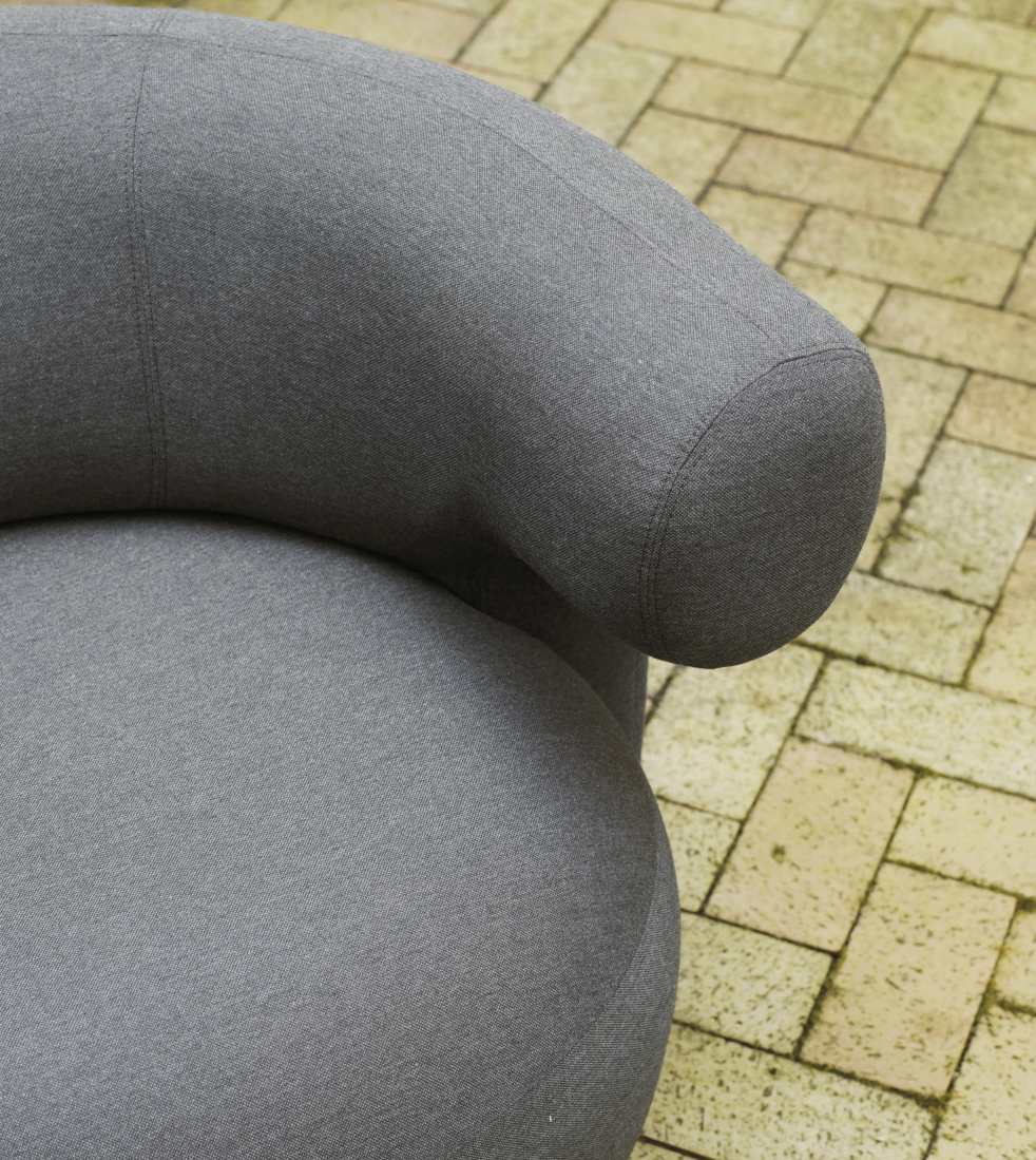 Detailaufnahme: Grauer Burra Lounge Chair Sessel von Normann Copenhagen für den Außenbereich, bequemer Outdoor-Sessel.
