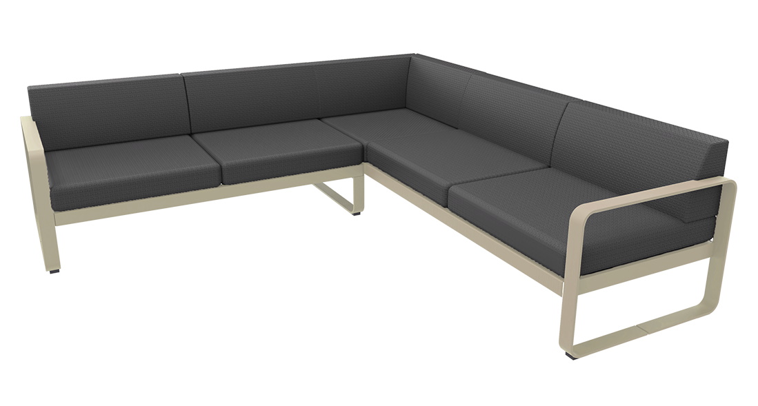 Bellevie Lounge Sofa von Fermob, Outdoor-Ecksofa mit anthrazitfarbenen Kissen und hellem Gestell für Garten und Terrasse.