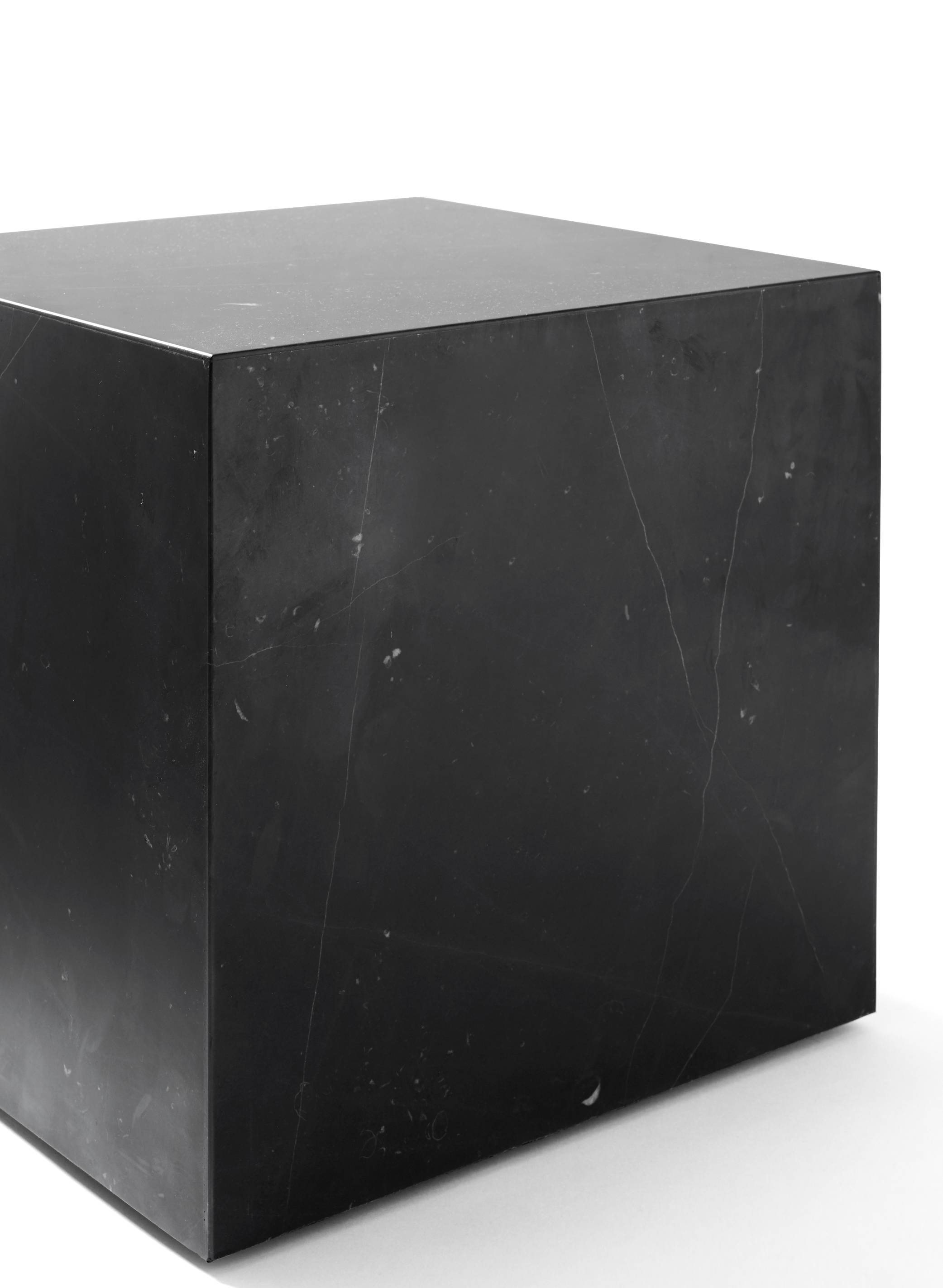 Schwarzer Plinth Cubic Beistelltisch von Audo, ein moderner Marmor-Couchtisch in Würfelform.