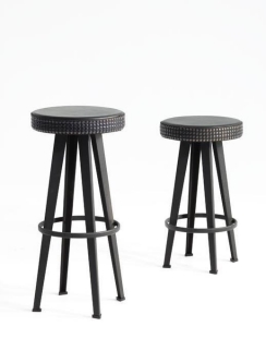 Zwei schwarze Barhocker "Bar Stud" von Moroso Diesel, Hocker mit Fußstütze und Nietenbesatz.