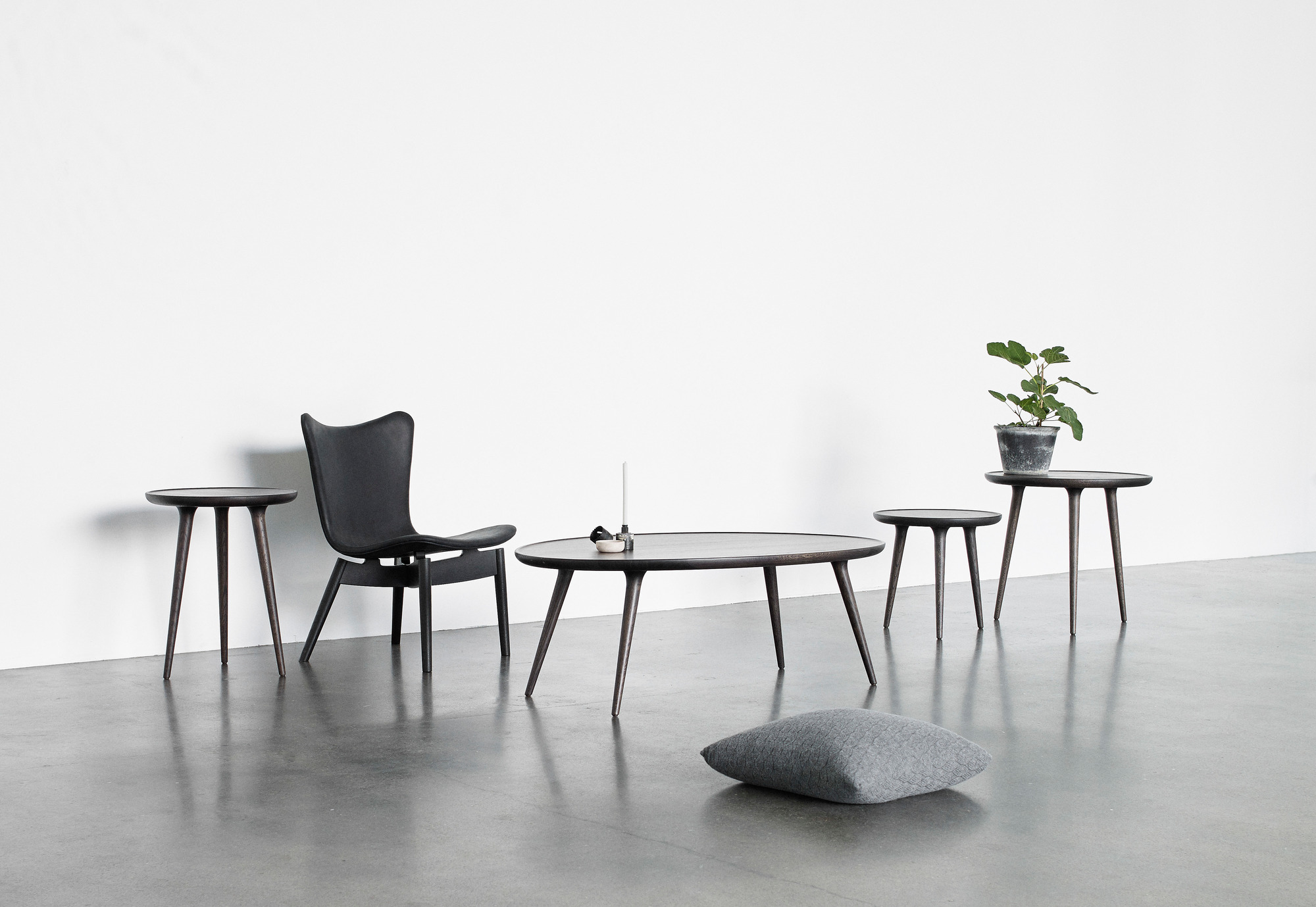 Accent Side Table Beistelltisch Eiche von Mater im minimalistischen Wohnzimmer mit Stuhl und Kissen.
