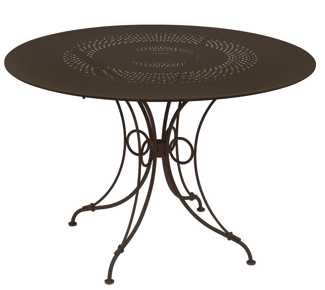 Fermob 1900 Gartentisch, runder Outdoor-Tisch aus Metall in Braun mit filigranem Lochmuster und kunstvollem Untergestell.
