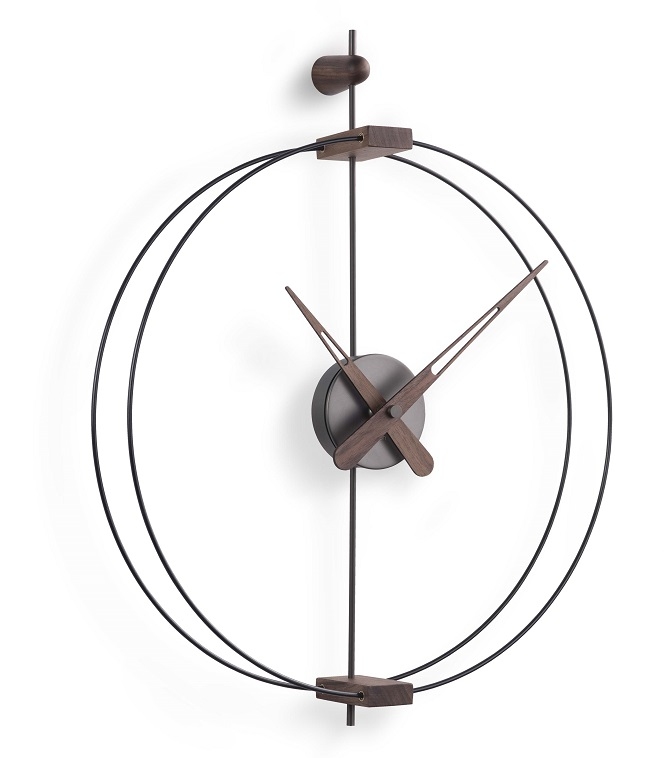 Schwarze Micro Barcelona Wanduhr von nomon mit minimalistischem Design und Holzdetails. Moderne Wanddekoration.