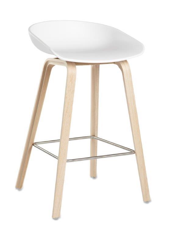 Hay AAS32 Barhocker mit weißer Sitzschale und hellem Holzgestell. Hochwertiger Hocker für Küche und Bar.
