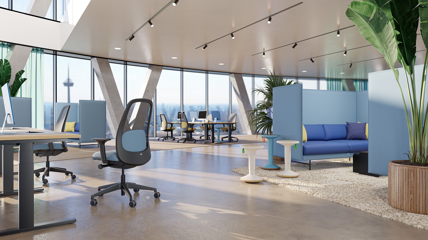 ECO UP Sitzhocker Interstuhl in modernem Büro mit Büromöbeln und Blick auf den Fernsehturm.