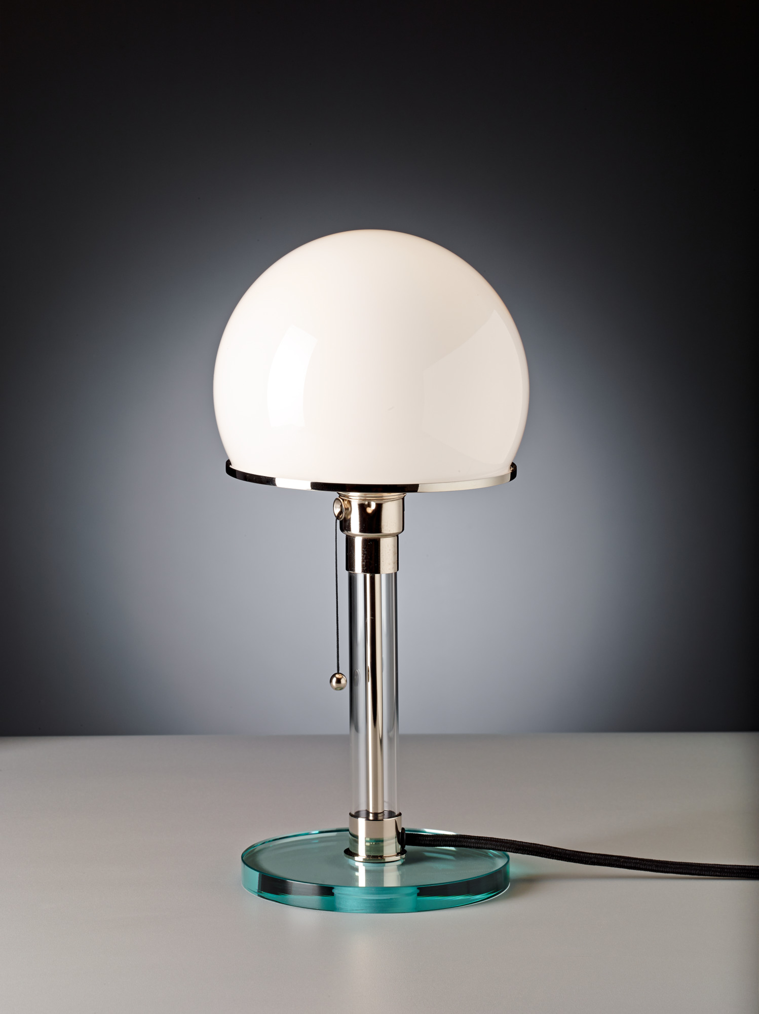 WG24 Wagenfeld Tischleuchte von Tecnolumen mit Schweizer Stecker, ikonisches Bauhaus Design mit Opalglasschirm und Glasfuß.