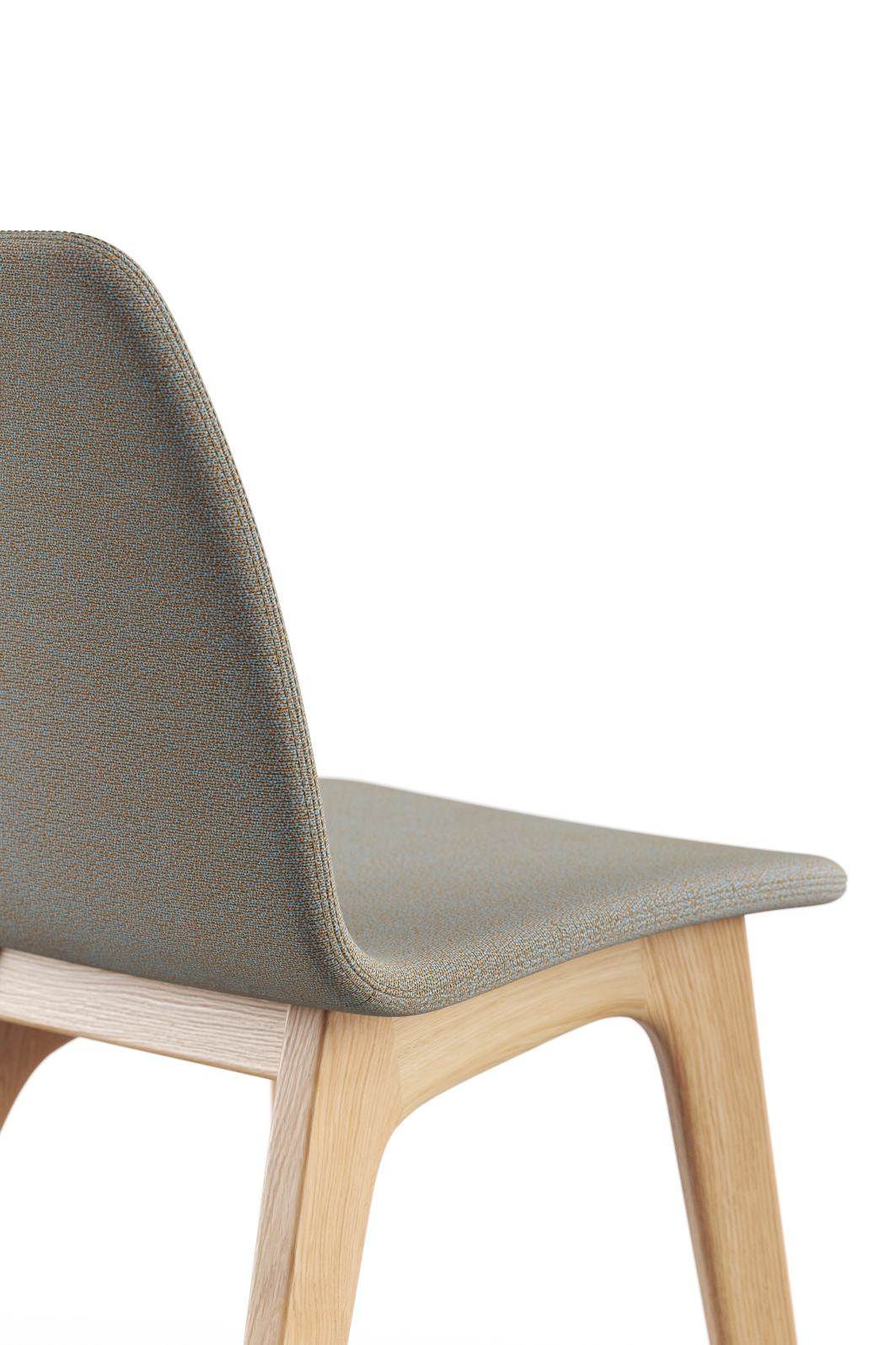 Detailansicht: Morph Holzstuhl mit Vollpolsterung und hellem Holzgestell. Designstuhl für Esszimmer.