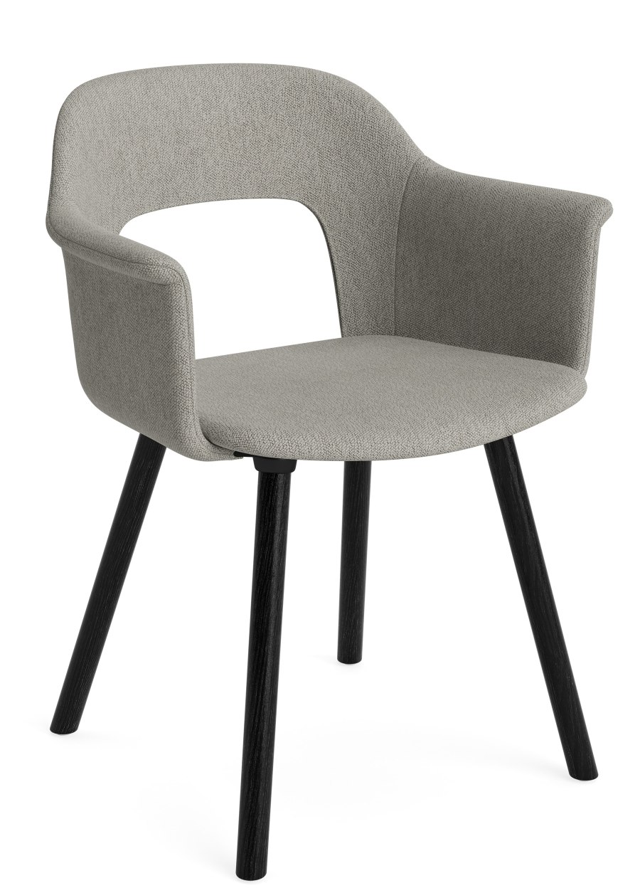 Layout Armchair 224 von Hay, grauer Armlehnstuhl mit Stoffbezug und schwarzen Holzbeinen, modernes Design.