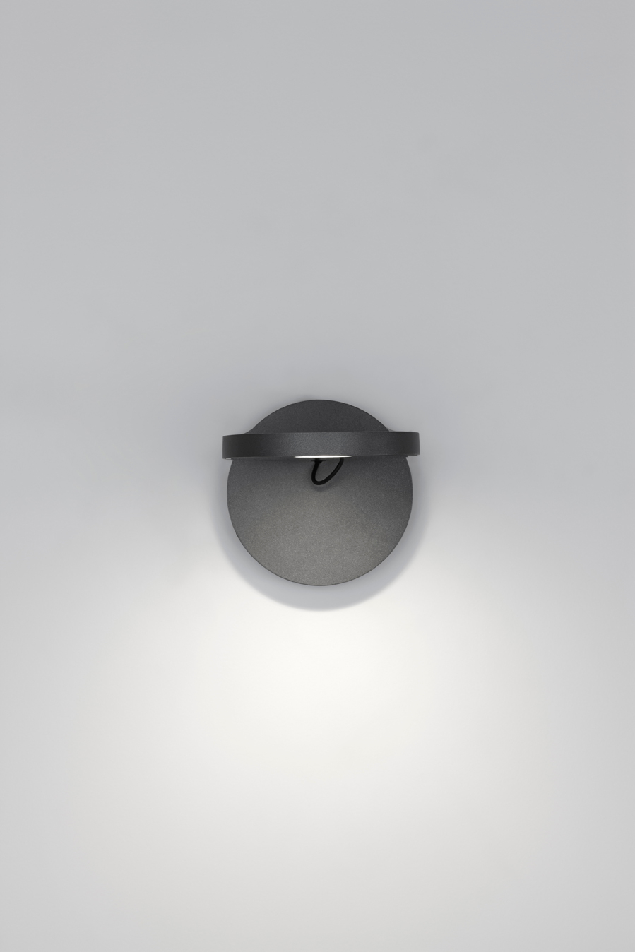 Nahaufnahme der grauen Demetra Wandleuchte von Artemide mit Schalter. Modernes Design.