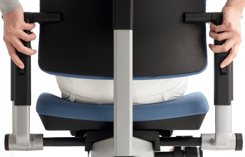 Rückansicht des blauen Steelcase Please Bürostuhls mit verstellbaren Armlehnen, ergonomischer Sitzfläche für optimalen Komfort.
