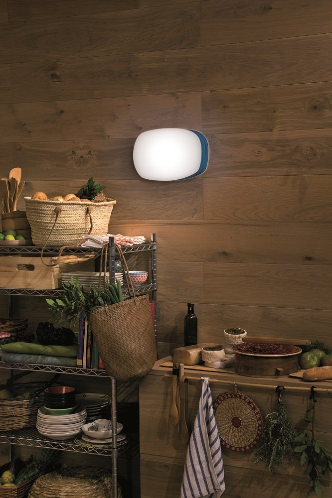 Guijarro G5 Wandleuchte in Hellrosa von LZF Lamps an einer Holzwand in Küche.