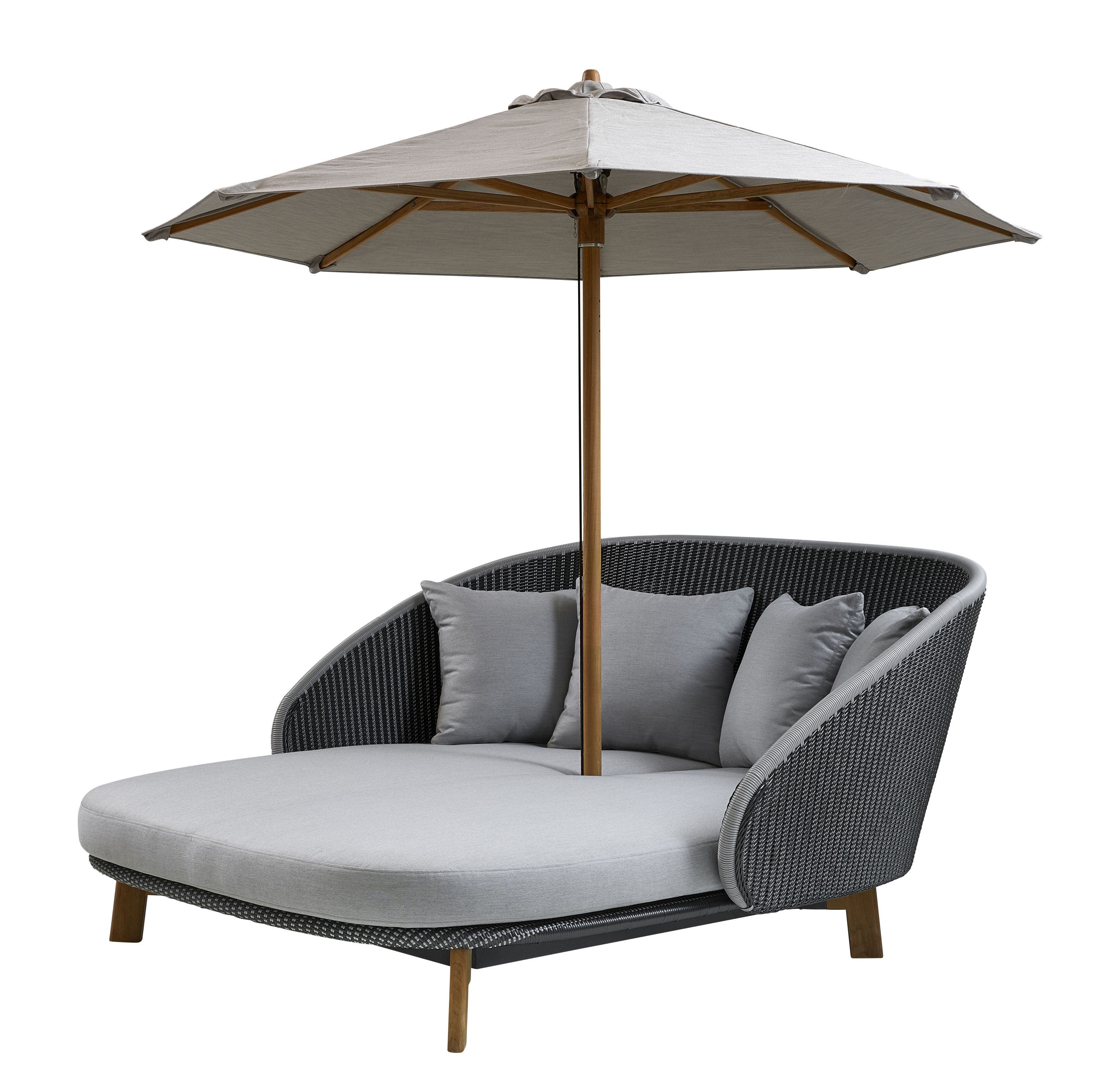 Cane-Line Sonnenschirm für Peacock Daybed: Grauer Schirm mit Holzstiel über grauer Lounge.