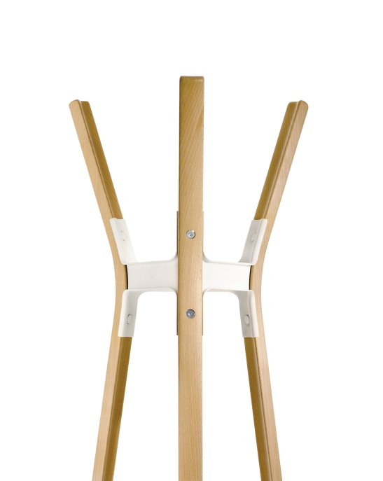 Detailaufnahme des Steelwood Coat Stand Garderobenständers von Magis, Holz und weißes Polypropylen, modernes Design.