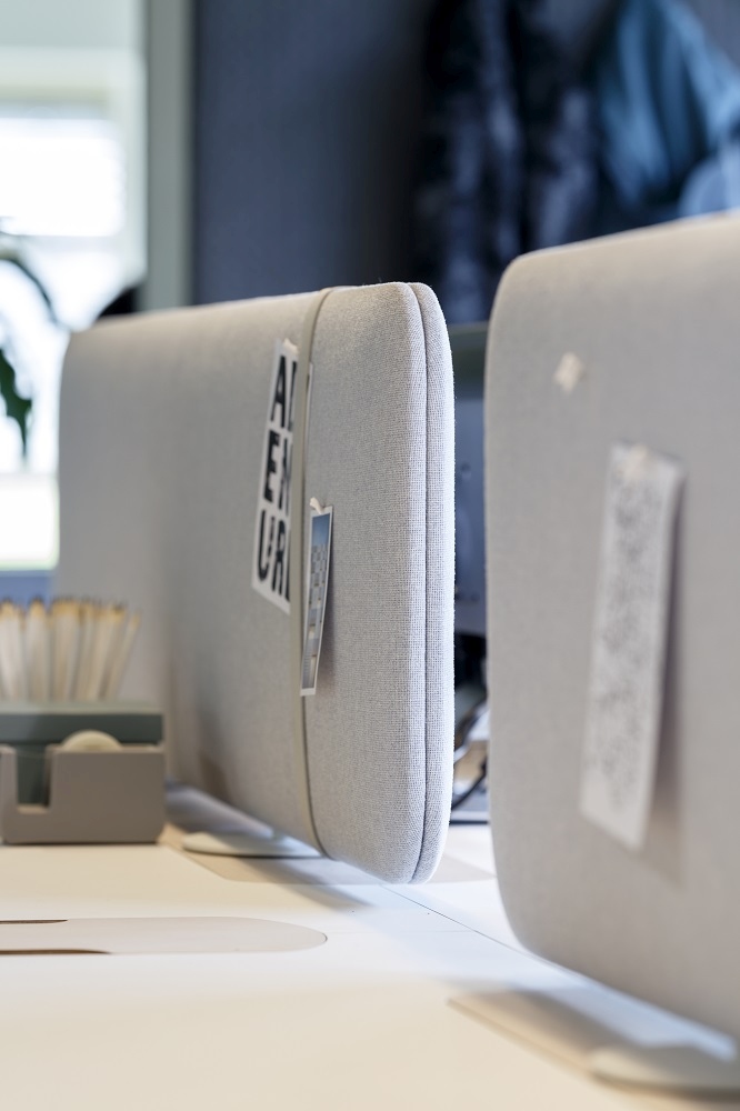 Detailaufnahme des Cascando Pillow Desk Akustikelements in Grau, zur Schalldämmung am Arbeitsplatz.