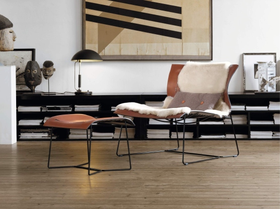 Cuoio Lounge Sessel von Walter Knoll mit Hocker, Lederbezug und Schaffellauflage im modernen Wohnzimmer.