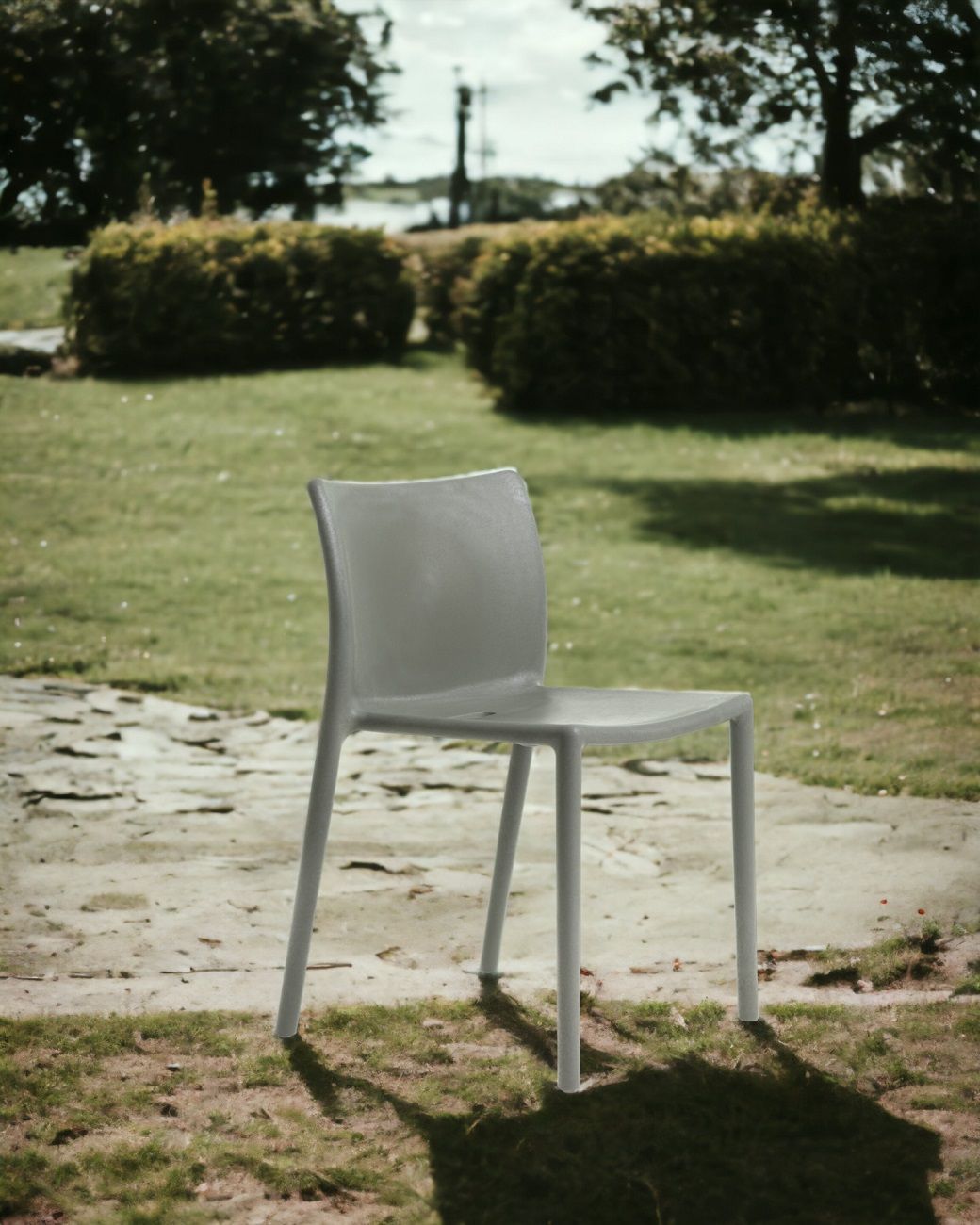 Magis RE Air-Chair, ein grauer, minimalistischer Stuhl aus recyceltem Kunststoff für drinnen und draußen im Garten.