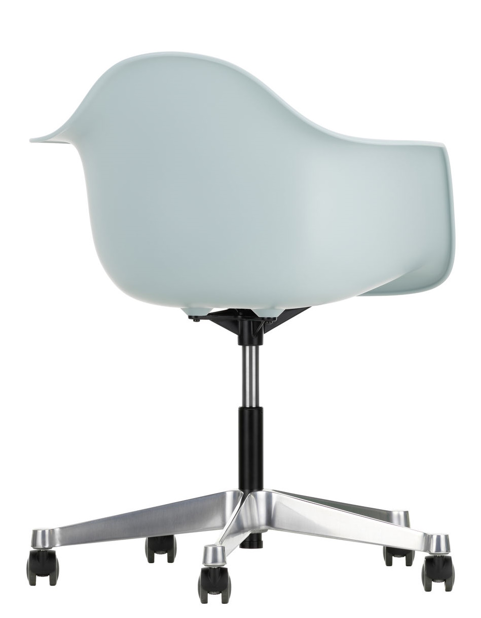Ansicht von hinten des hellblauen Eames Plastic Arm Chair PACC Stuhl Vitra mit Rollenfußkreuz.