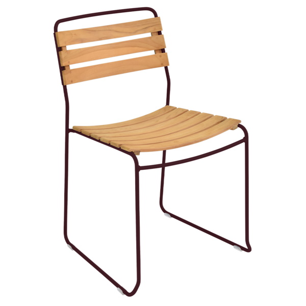Fermob Surprising Chair Outdoor: Moderner Gartenstuhl mit Holzlatten und dunkelrotem Metallgestell für den Außenbereich.