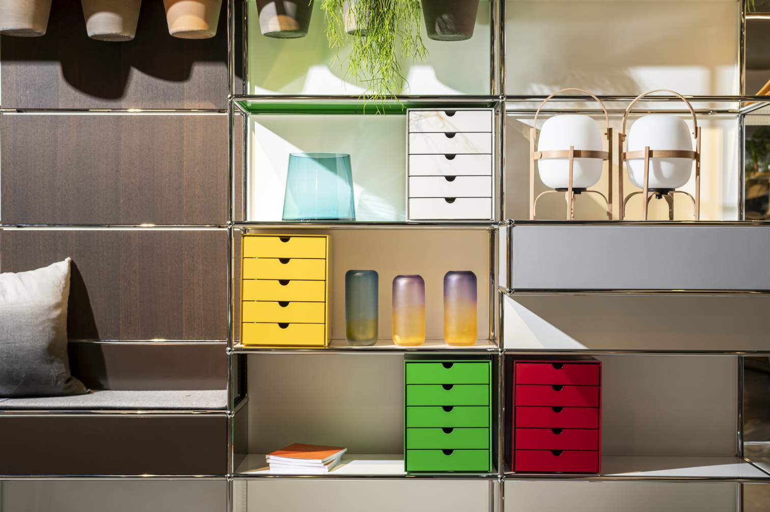 USM Haller Inos Kastenset C4 in Goldgelb, Grün, Rot und Weiß im modularen Regalsystem.