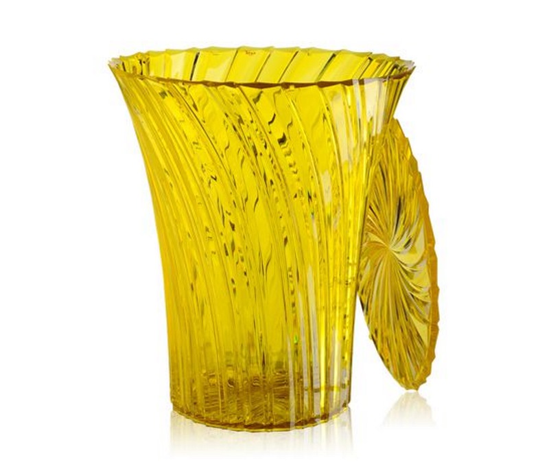 Gelber Kartell Sparkle Hocker/Beistelltisch mit Deckel, transparentes Design, ideal als Möbelstück und Dekoration.
