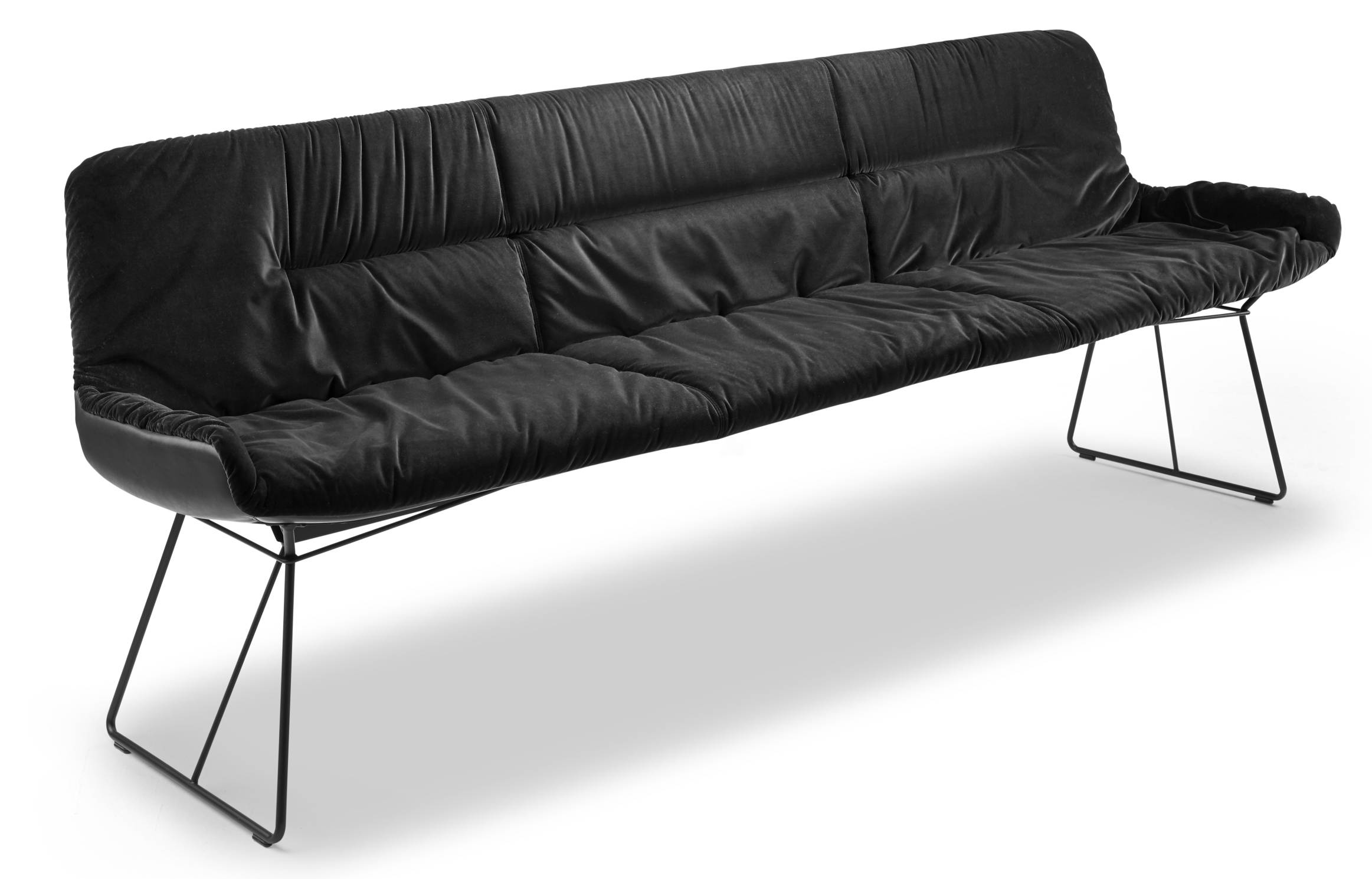 Schwarze Leya Bank von Freifrau Manufaktur mit Samtbezug und filigranem Metallgestell. Moderne Sitzbank für Esszimmer.