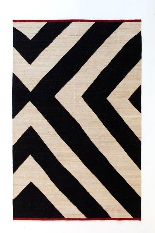 Nanimarquina Teppich Zoom Mélange: Handgewebter Wollteppich mit abstraktem, grafischem Muster in Schwarz und Beige.