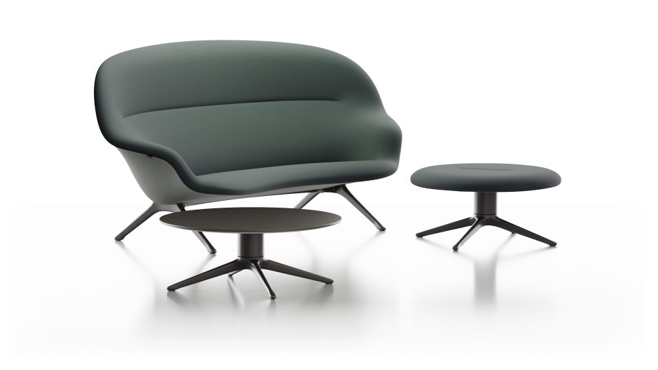 Vitra Abalon Sofa in Grün mit passendem Hocker und kleinem Beistelltisch.