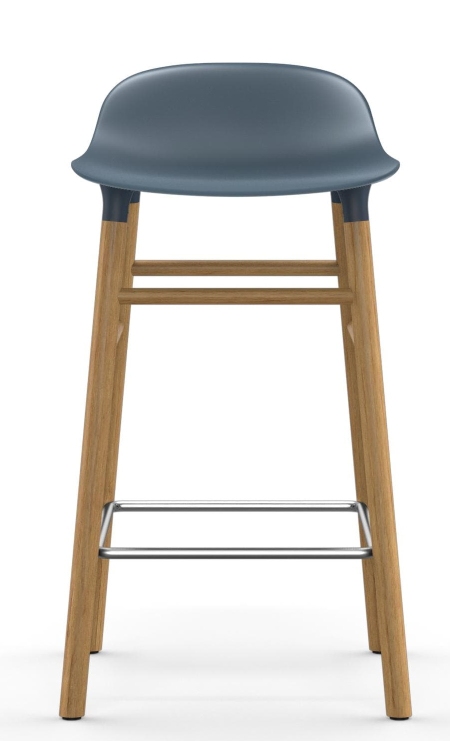 Normann Copenhagen Form Barhocker mit Holzbeinen und blaugrauer Sitzschale, Frontansicht. Moderner skandinavischer Barstuhl.